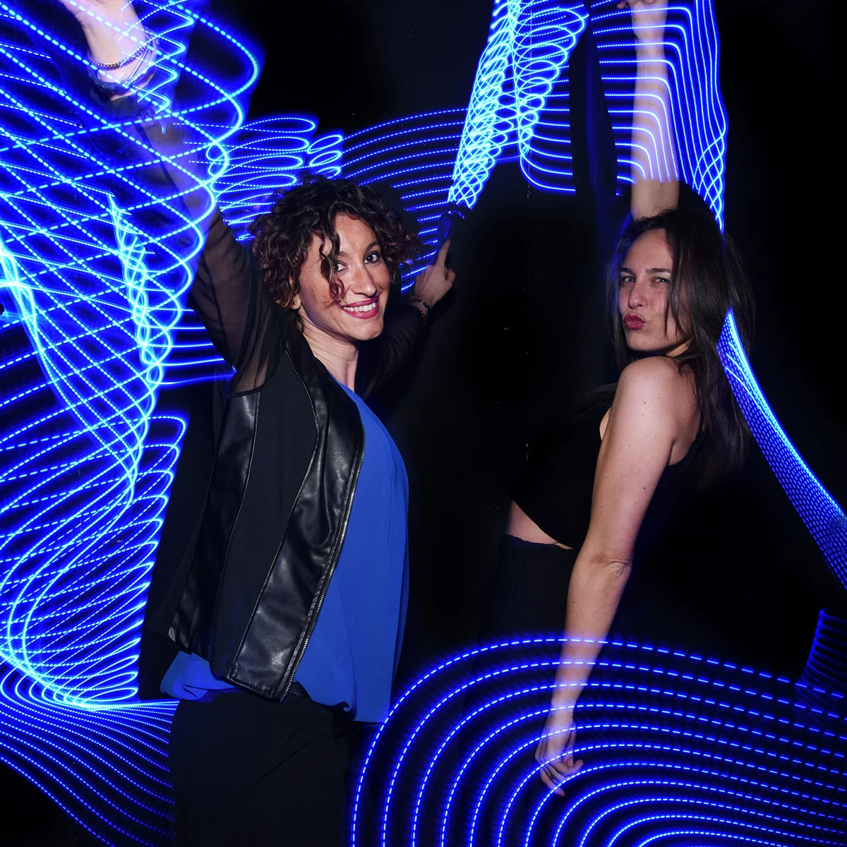 Due ospiti tra spirali di luce blu