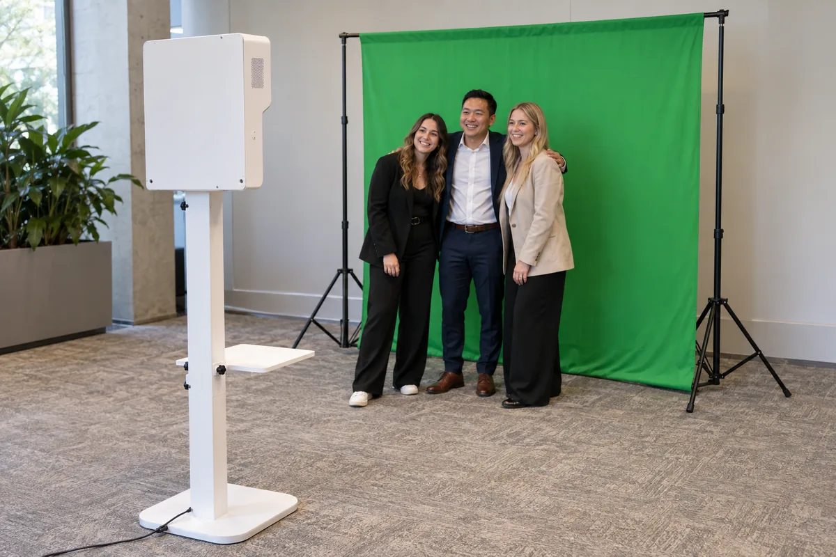 Concept di allestimento WonderBooth: totem, ospiti e fondale verde